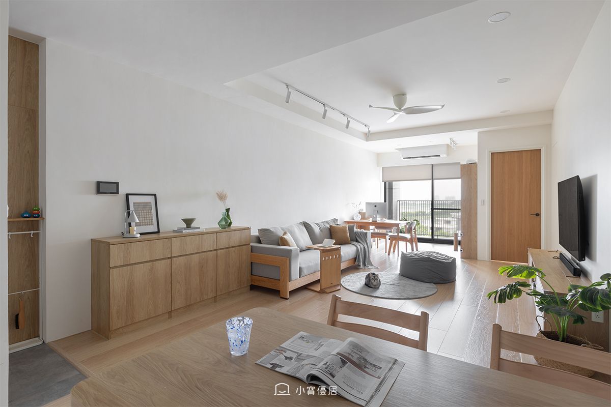小寶優居第2302個室內設計作品：明亮的無印風客廳，鋪著淺色木地板，牆壁是白色的，還能欣賞戶外景色。