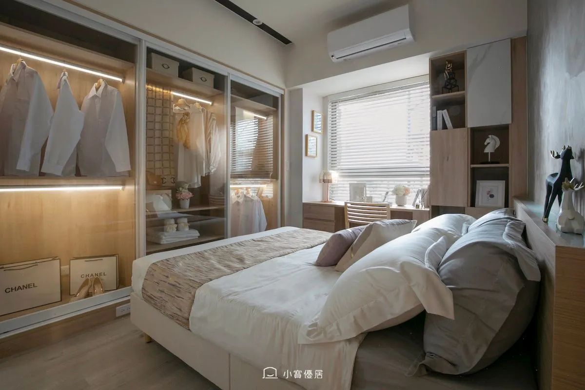 小寶優居小坪數輕奢風主臥設計，以玻璃衣櫃、燈帶與溫潤材質打造精緻臥室氛圍。