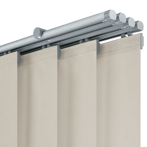 Primo piano di una tenda verticale con binario metallico.