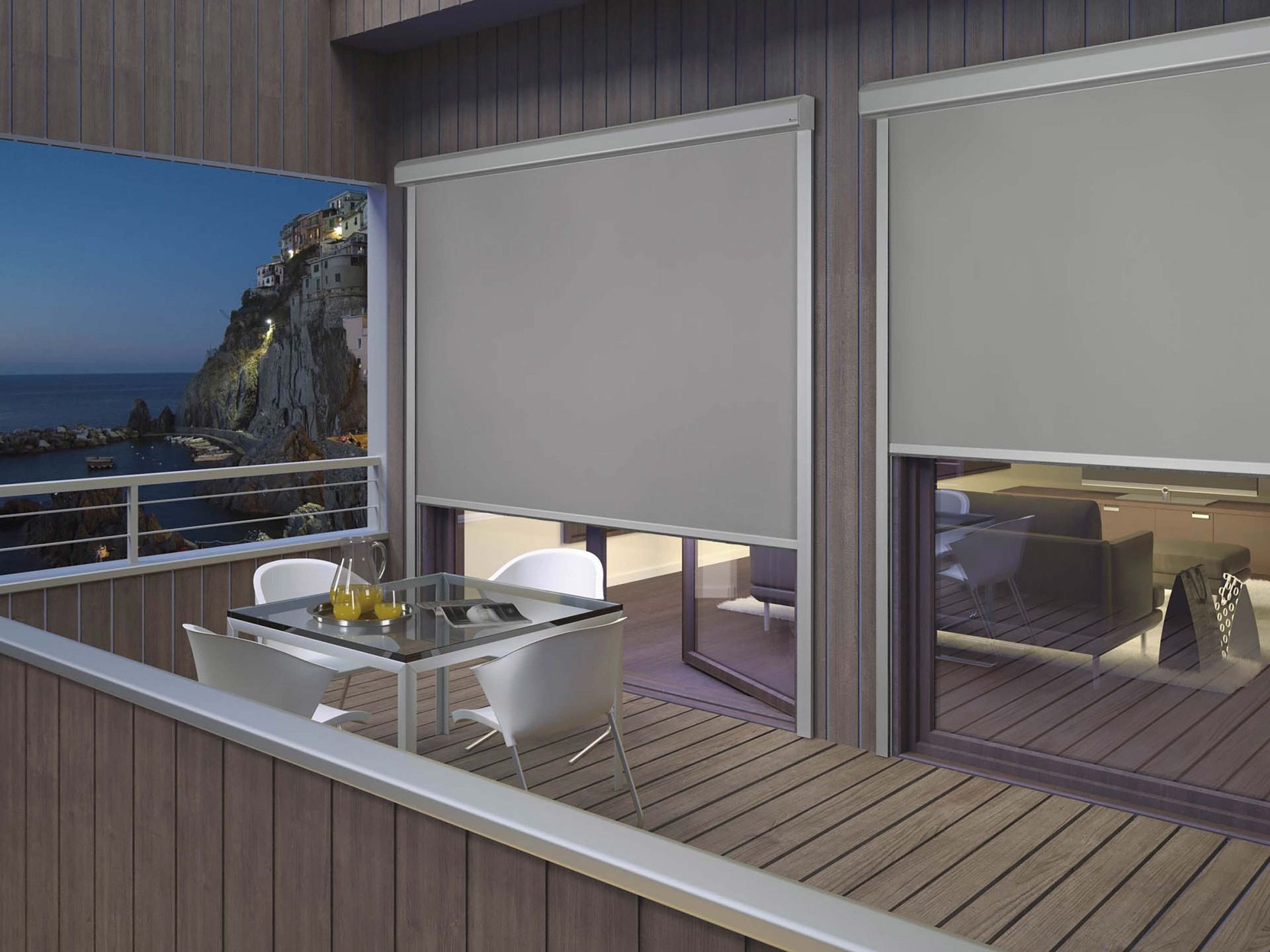 Un balcone con tavolo e sedie e vista sull'oceano.