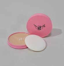 Estuche de maquillaje compacto rosa con una borla redonda blanca y polvos beige en su interior.
