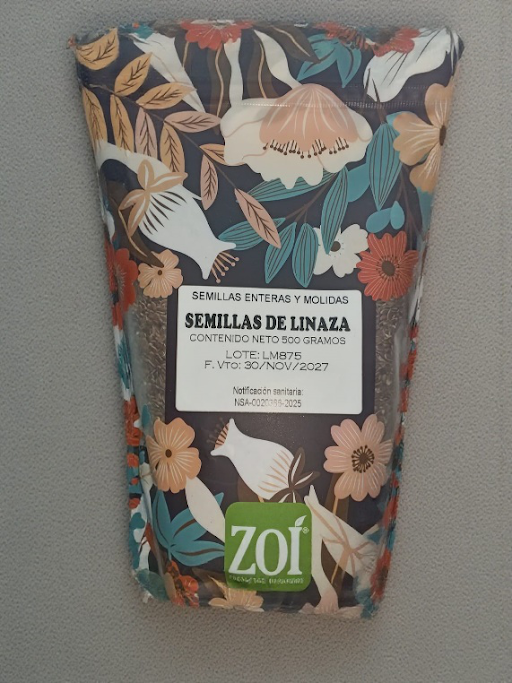 Bolsa de semillas de lino ZOI con estampado floral y etiqueta en español sobre una superficie gris.
