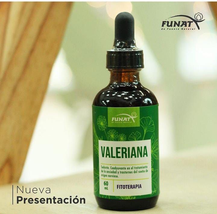 Frasco de gotas de valeriana con gotero, etiqueta verde, sobre fondo claro.