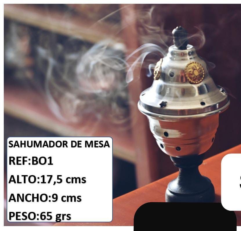 Pequeño incensario de mesa plateado sobre una base negra que produce humo, con etiqueta