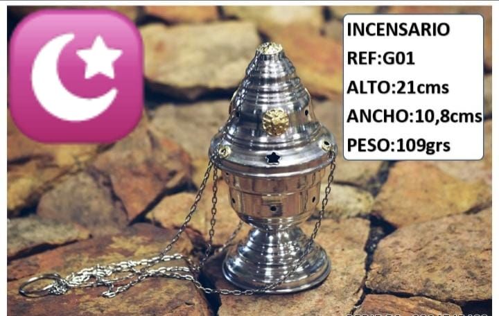 Incensario de plata sobre adoquines con cadena; la etiqueta muestra detalles sobre el tamaño y el peso.