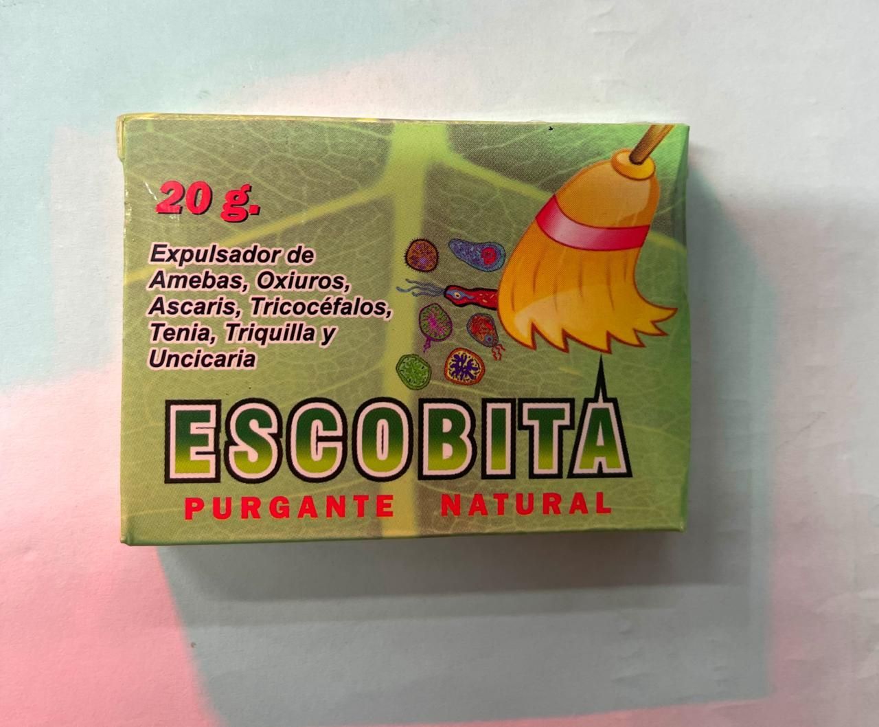 Caja de “Escobita”, purgante natural, envase verde con ilustración de una escoba y texto en español.