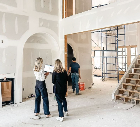 Ett sovrum med en stor säng och en lampa - hjälp med heminredning karlstad