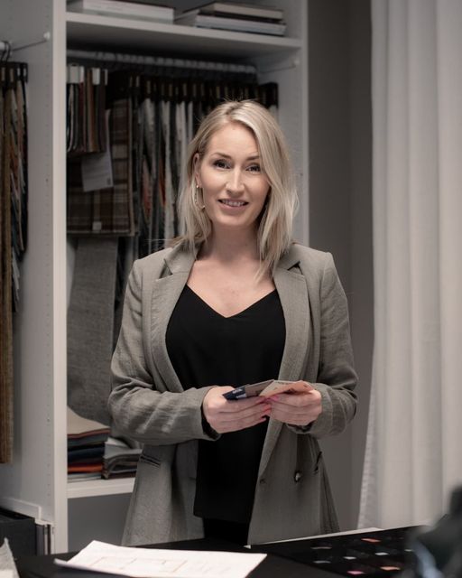 Ett sovrum med en stor säng och en lampa - hjälp med heminredning karlstad