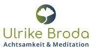 Logo Ulrike Broda Achtsamkeit und Meditation: Ein weißes Gingko Blatt vor einem grünem Hintergrund