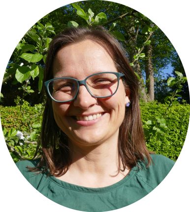 Ulrike Broda - ein Foto  von mir in unserem Garten vor einer Hecke