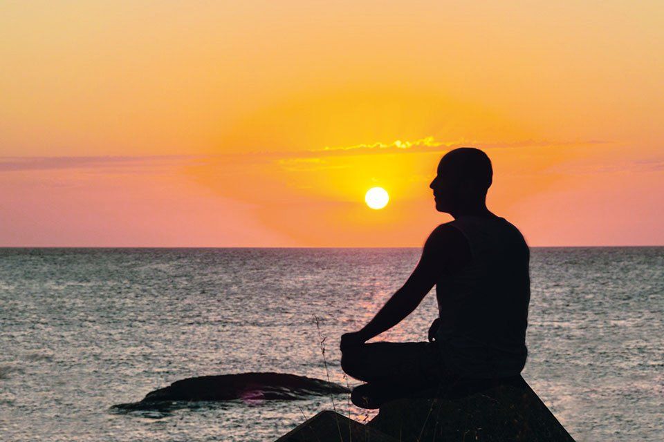 Meditation am Meer - Still sitzen, nichts tun. Der Frühling kommt, das Gras wächst