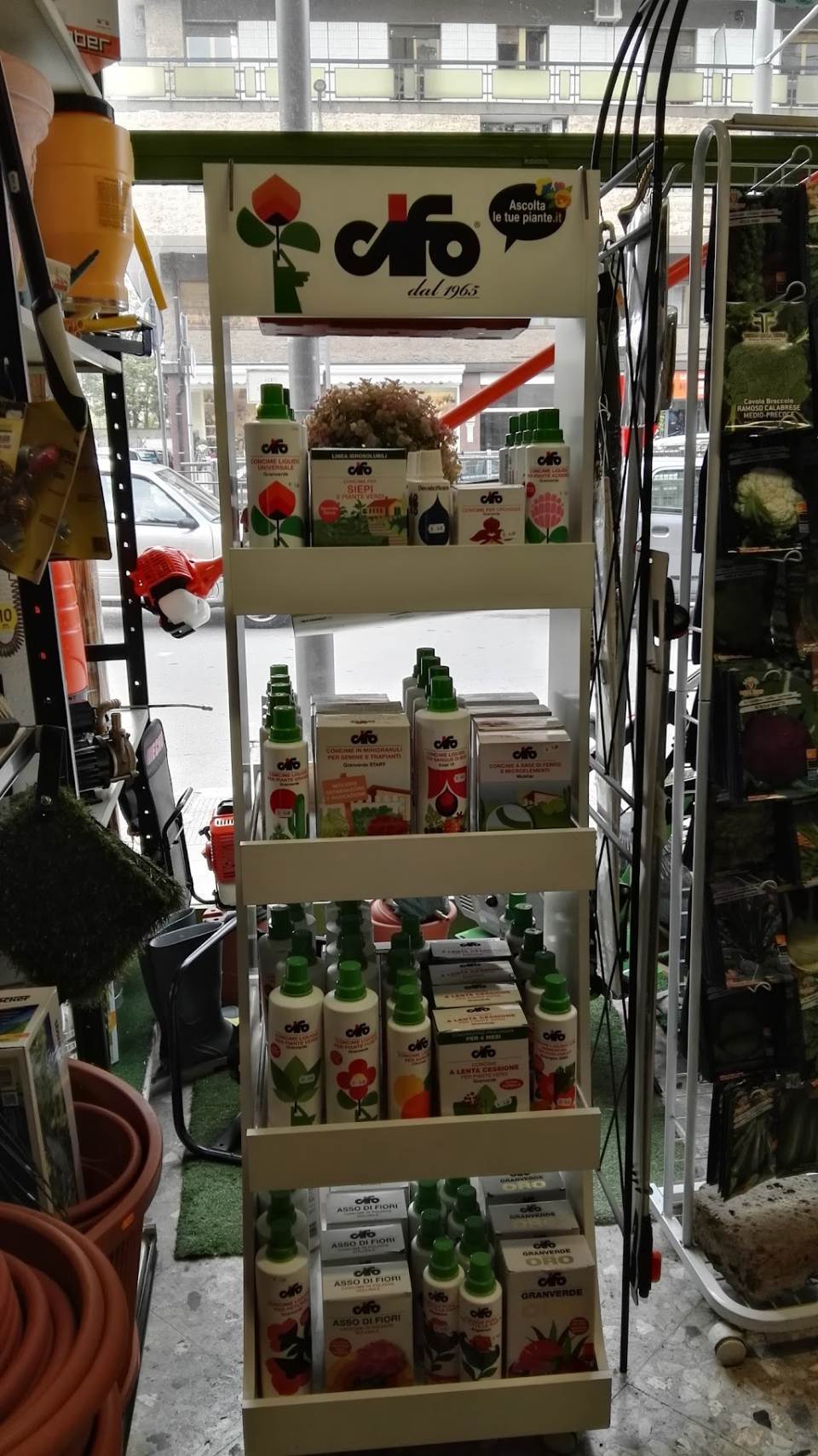espositore con prodotti in negozio