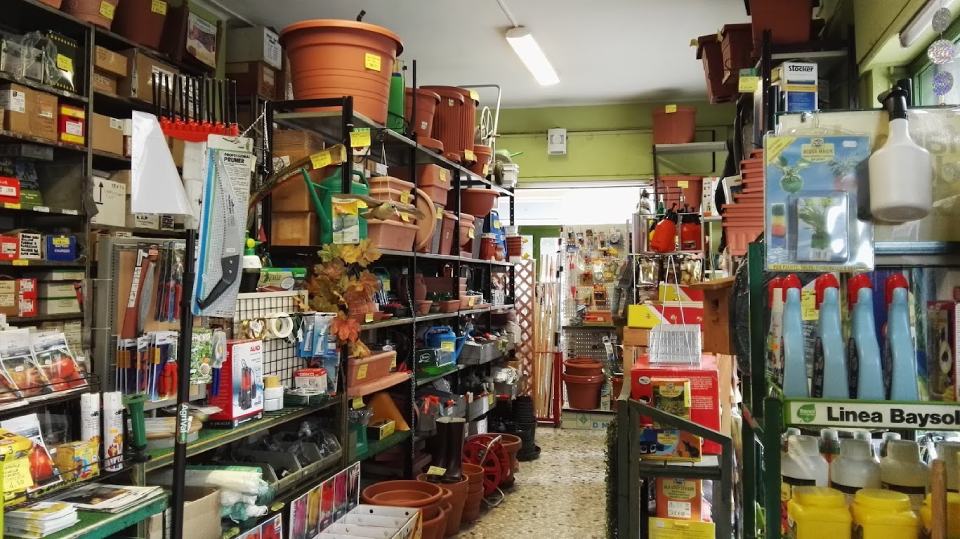 prodotti per l'agricoltura esposti in negozio