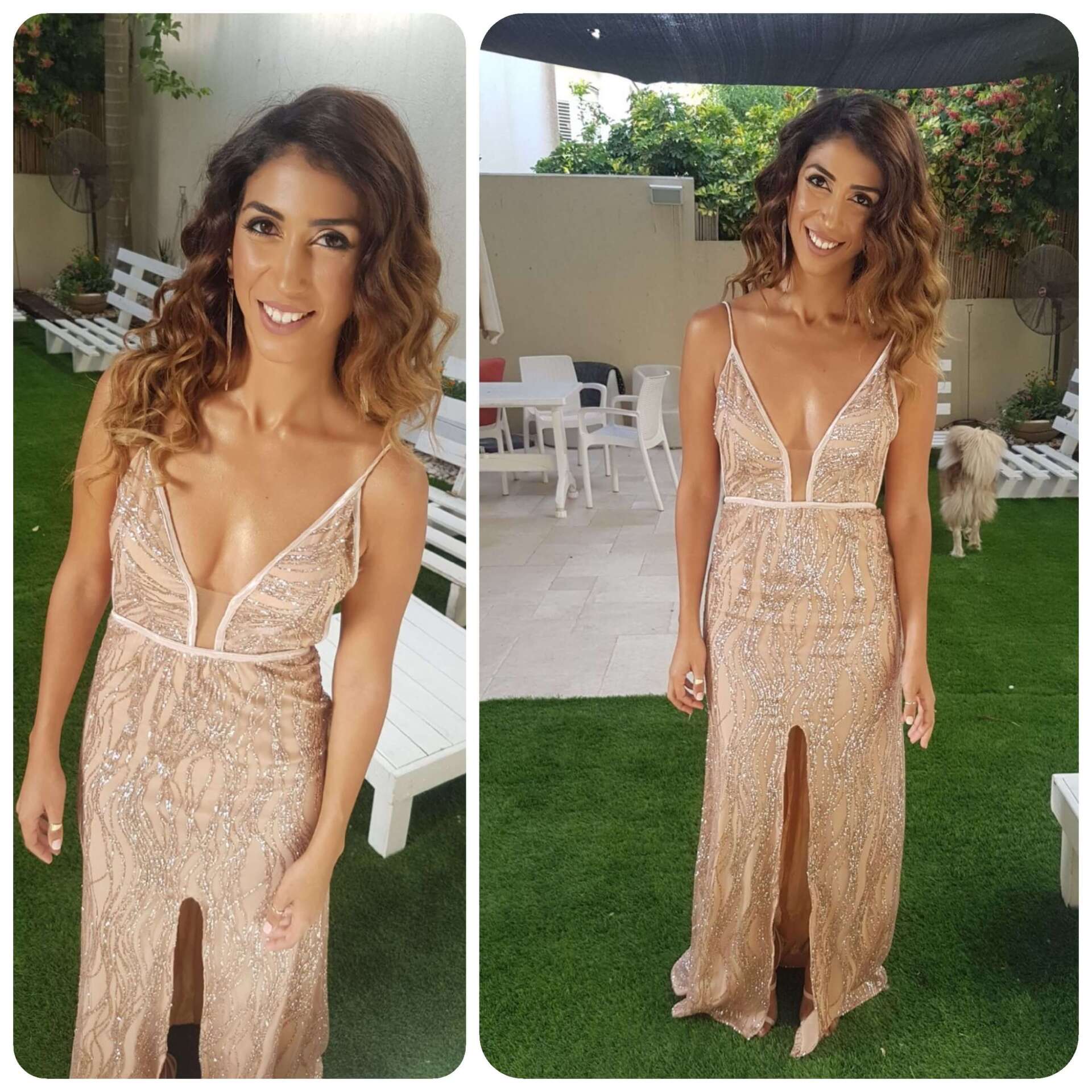 אישה בשמלה זהובהבת ונוצצת עם צווארון עמוק מחייכת בחוץ על מדשאה ירוקה.