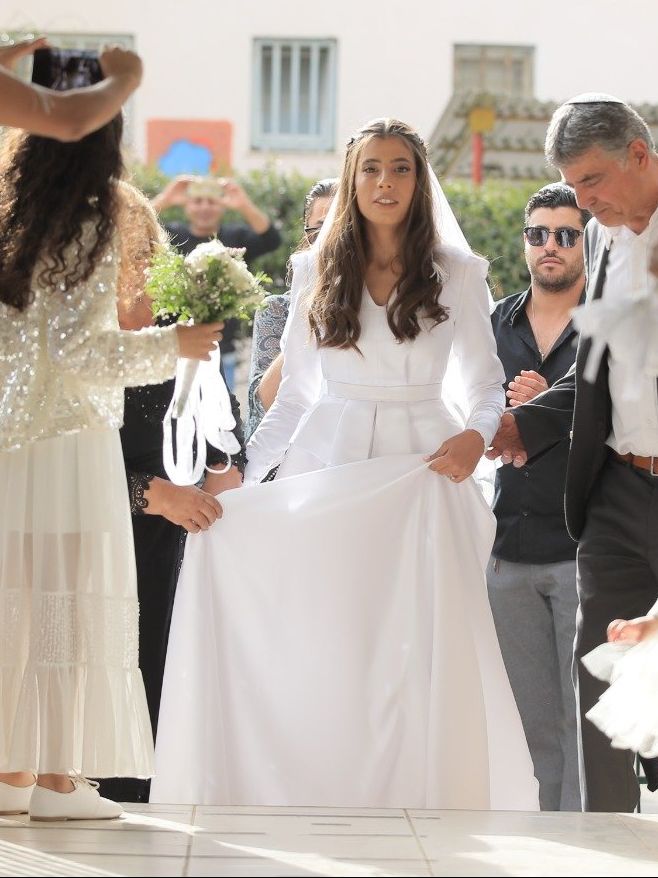 שמלת כלה מיוחדת בסגנון חליפה שמלת כלה מיוחדת בסגנון חליפה