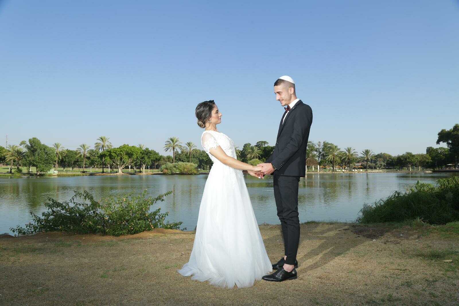 שמלת כלה צמודה צנועה