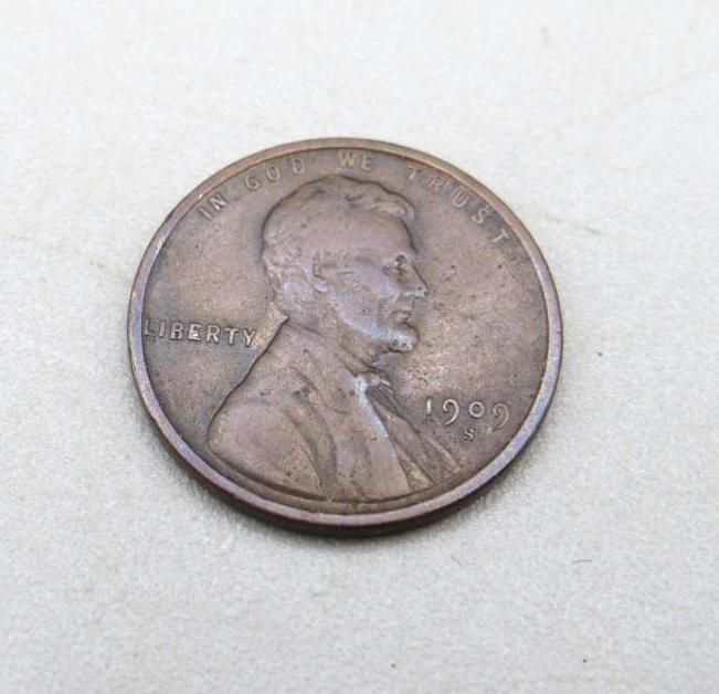 Copper-colored 1999 Lincoln cent coin, profile of Lincoln, text