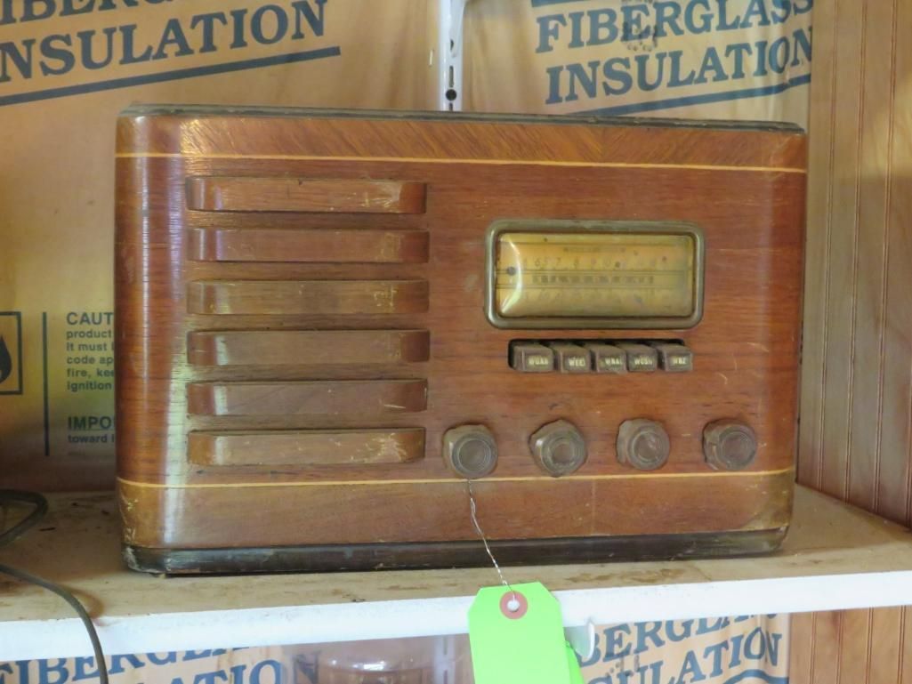 Antique wooden radio with knobs and a tuning dial.