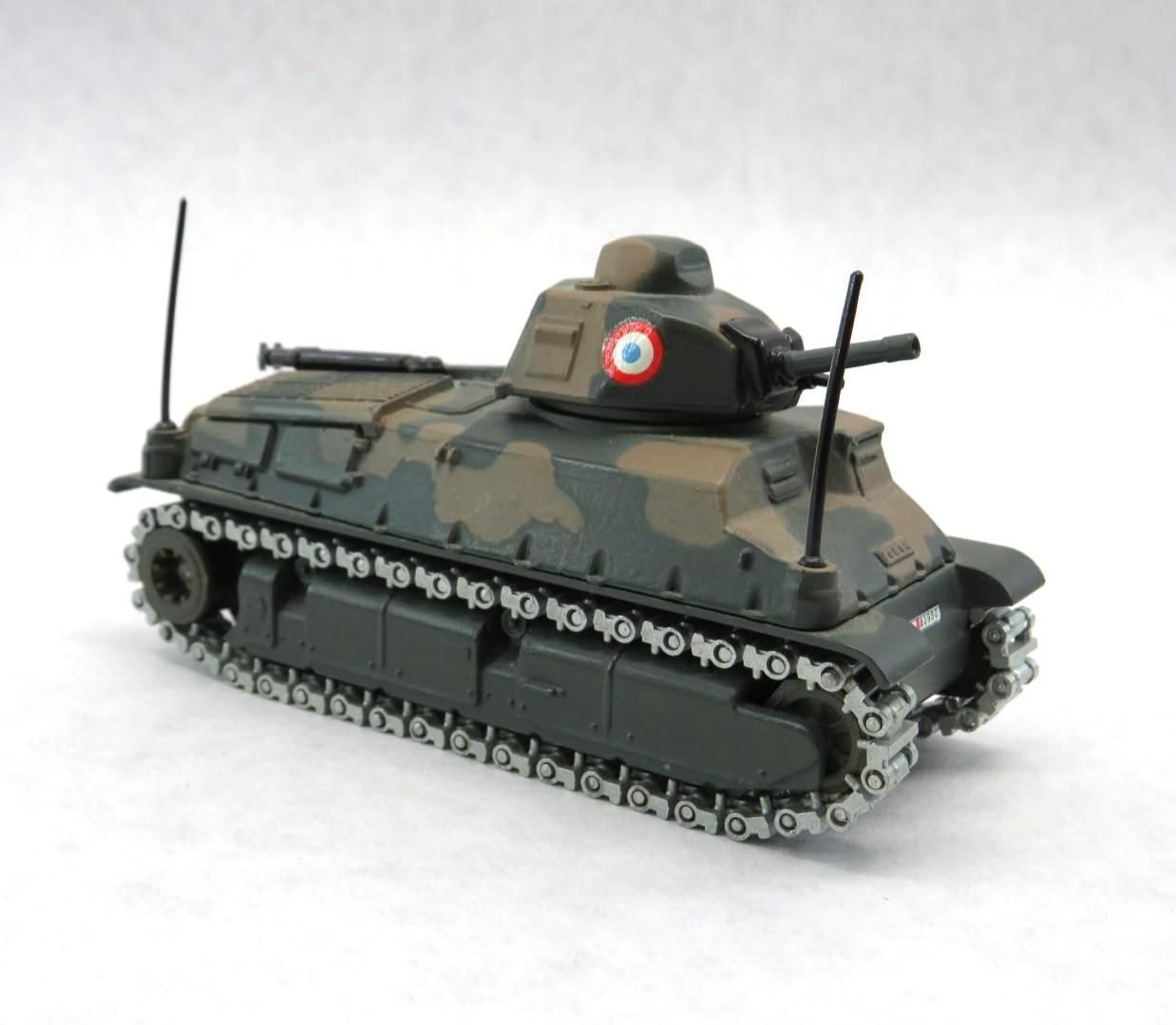 Model of a French Char B1 bis tank in camouflage, with antenna.
