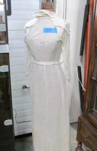 White vintage dress on a mannequin.