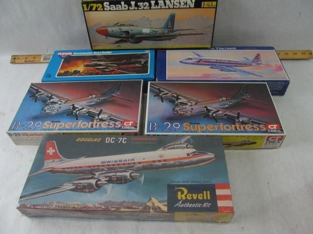 Model airplane boxes: Saab Lansen, Boeing B-17 Superfortress, Douglas DC-7C, and others.