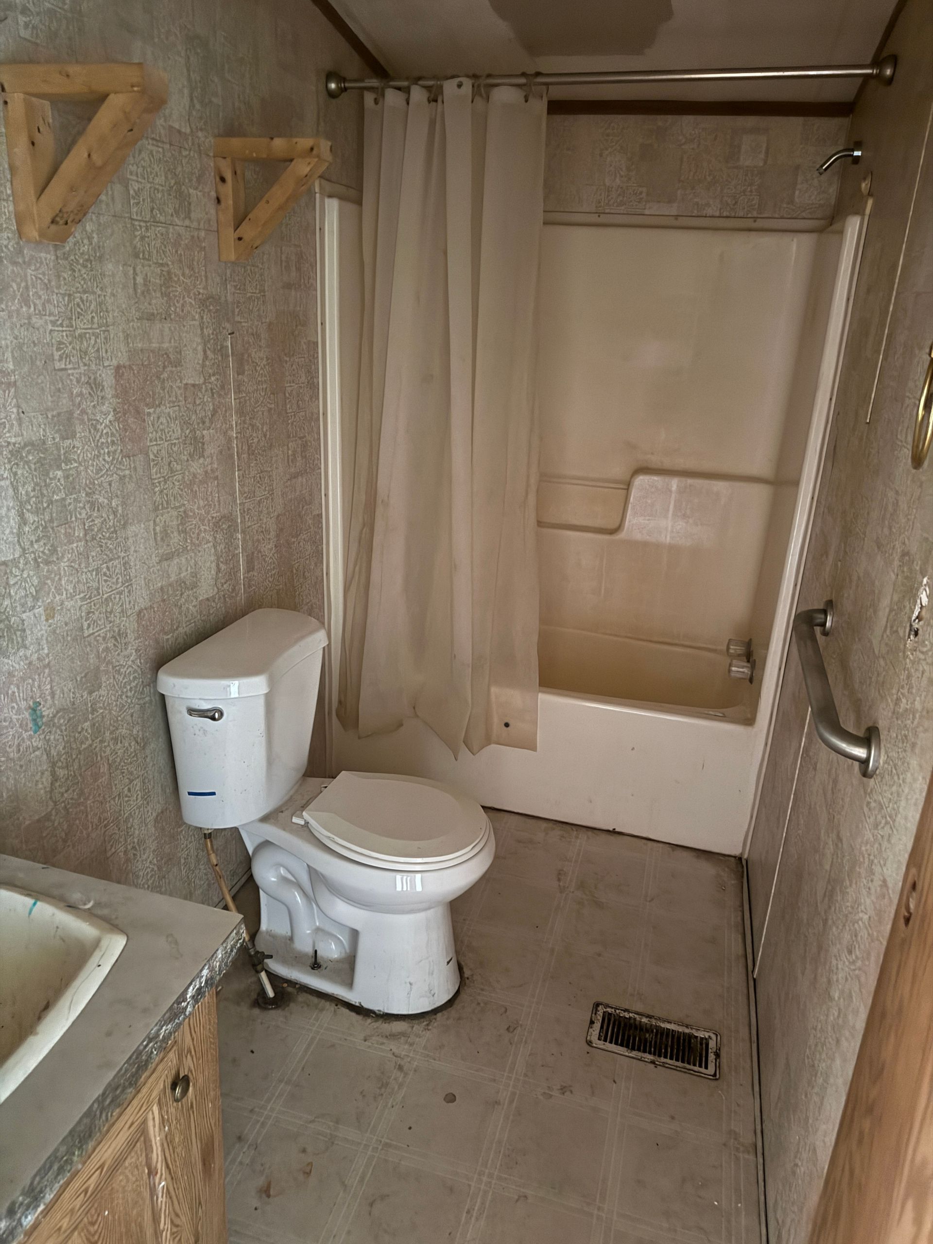 Bathroom with toilet, shower/tub, and sink.