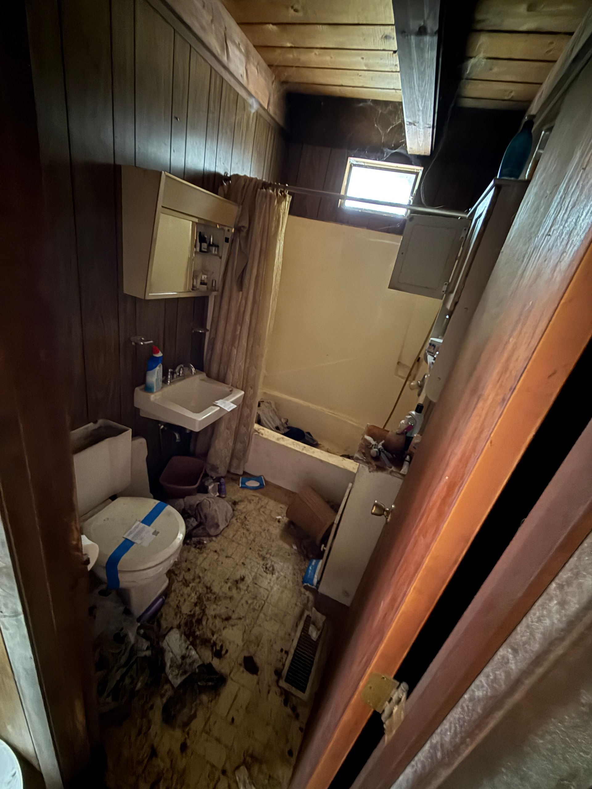 A bathroom with a toilet, sink, tub.