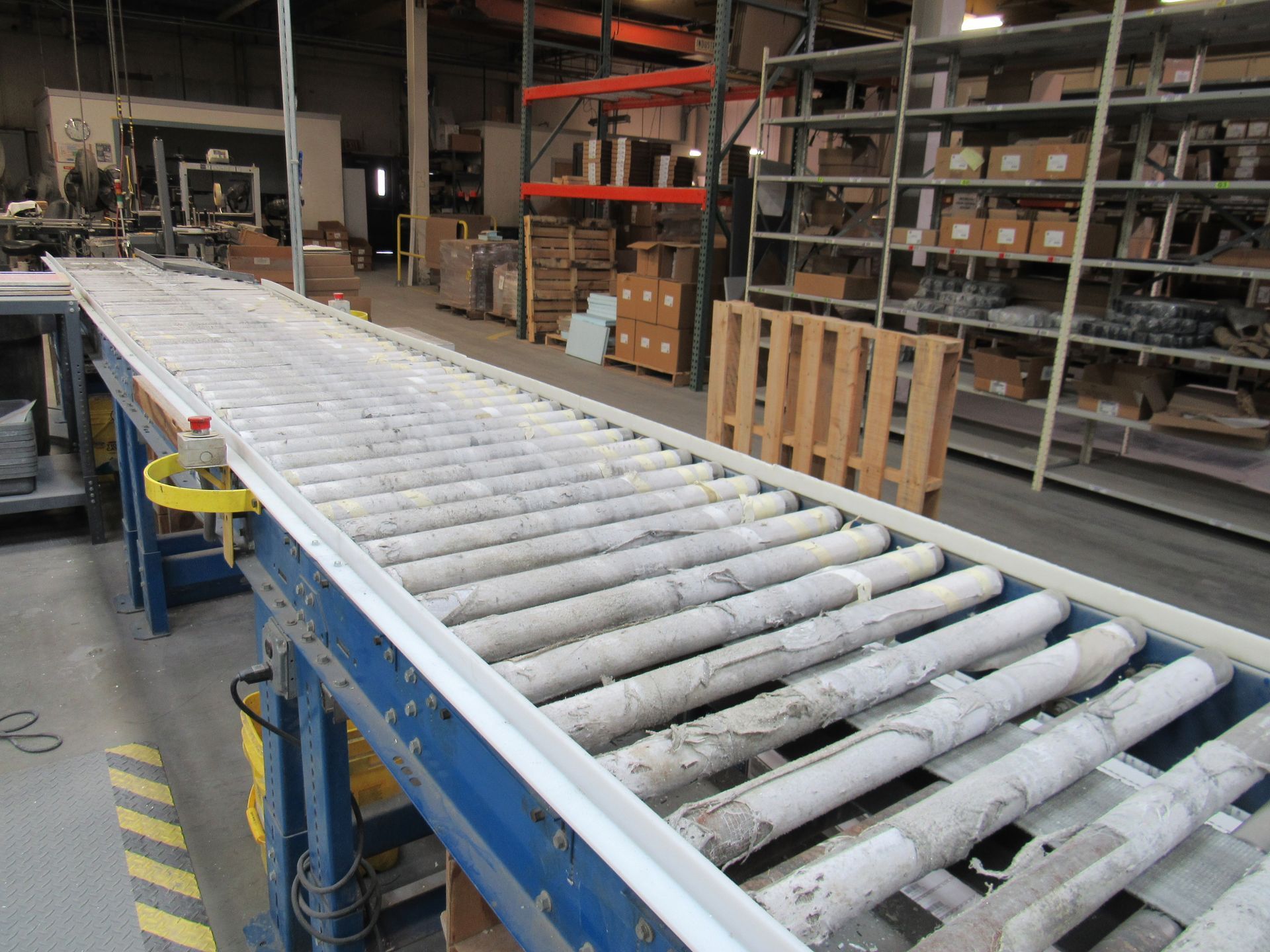 Long roller conveyor in a warehouse.