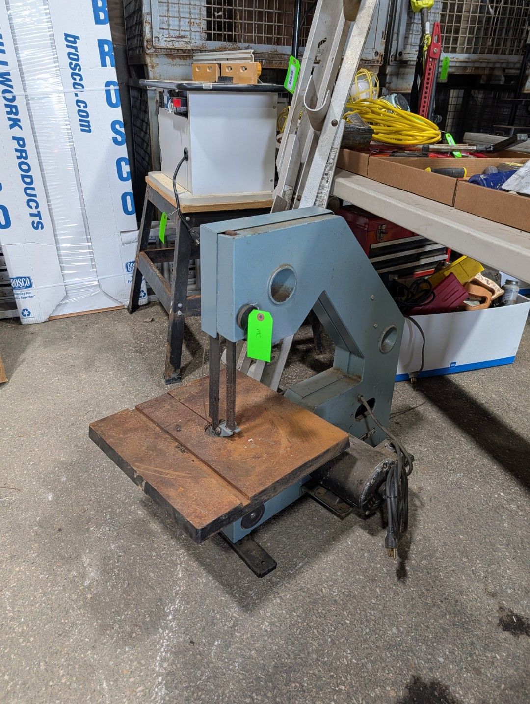 Metal lifting machine with platform and handle