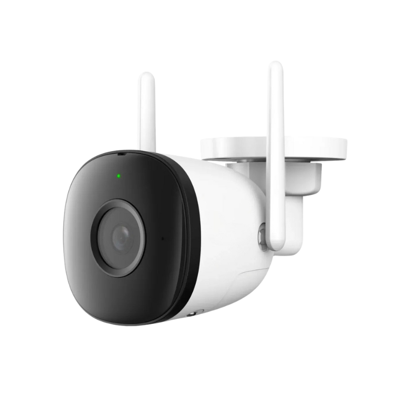 Caméra de sécurité blanche et noire avec deux antennes, fixée au mur. Un voyant vert indique qu'elle est sous tension.