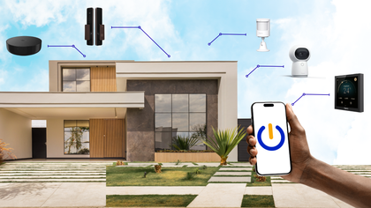 Concept de maison intelligente : Maison avec des appareils connectés contrôlés par smartphone