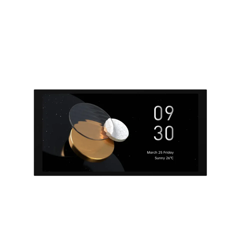 Écran noir avec l'heure 09:30 en blanc. Motifs décoratifs dorés et blancs à gauche. Date en dessous.