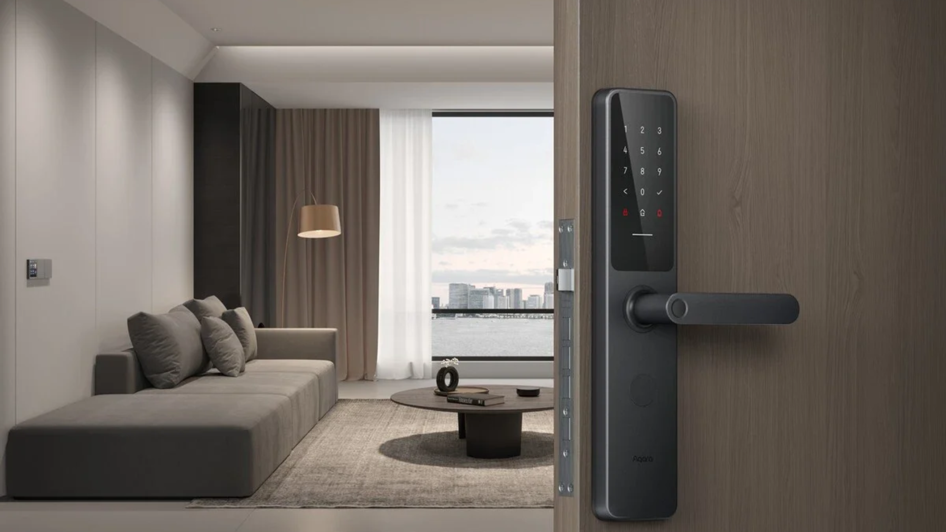 Serrure connectée sur une porte en bois, partiellement ouverte, révélant un salon moderne avec canapé et fenêtre.