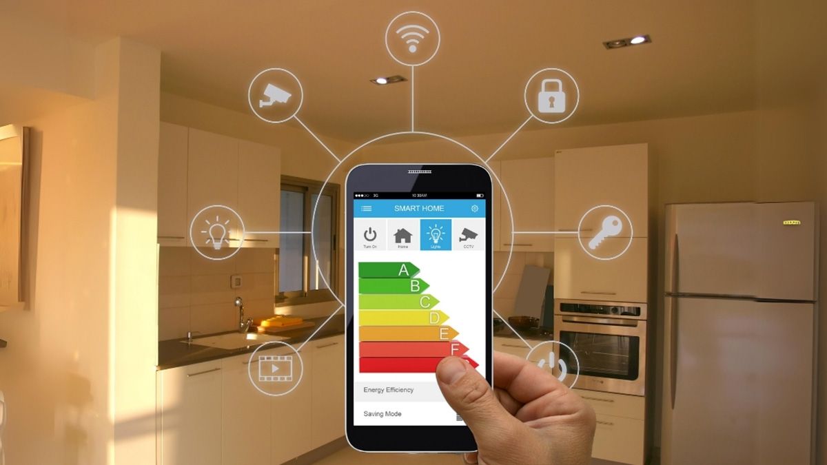 Personne utilisant un smartphone pour contrôler une prise intelligente, surveillant la consommation d'énergie ; mur blanc.