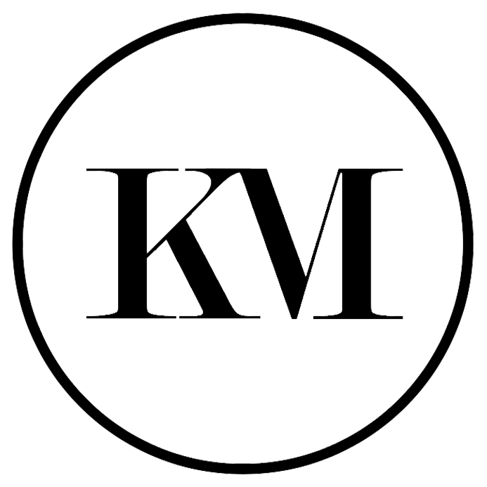 Schwarze Initialen „KM“ im Kreis auf weißem Hintergrund.