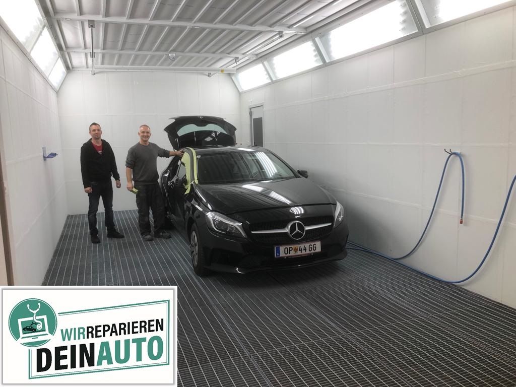 Schwarzer Mercedes in einer Waschanlage, zwei Männer stehen daneben, Logo „Wir reparieren dein Auto“ unten links