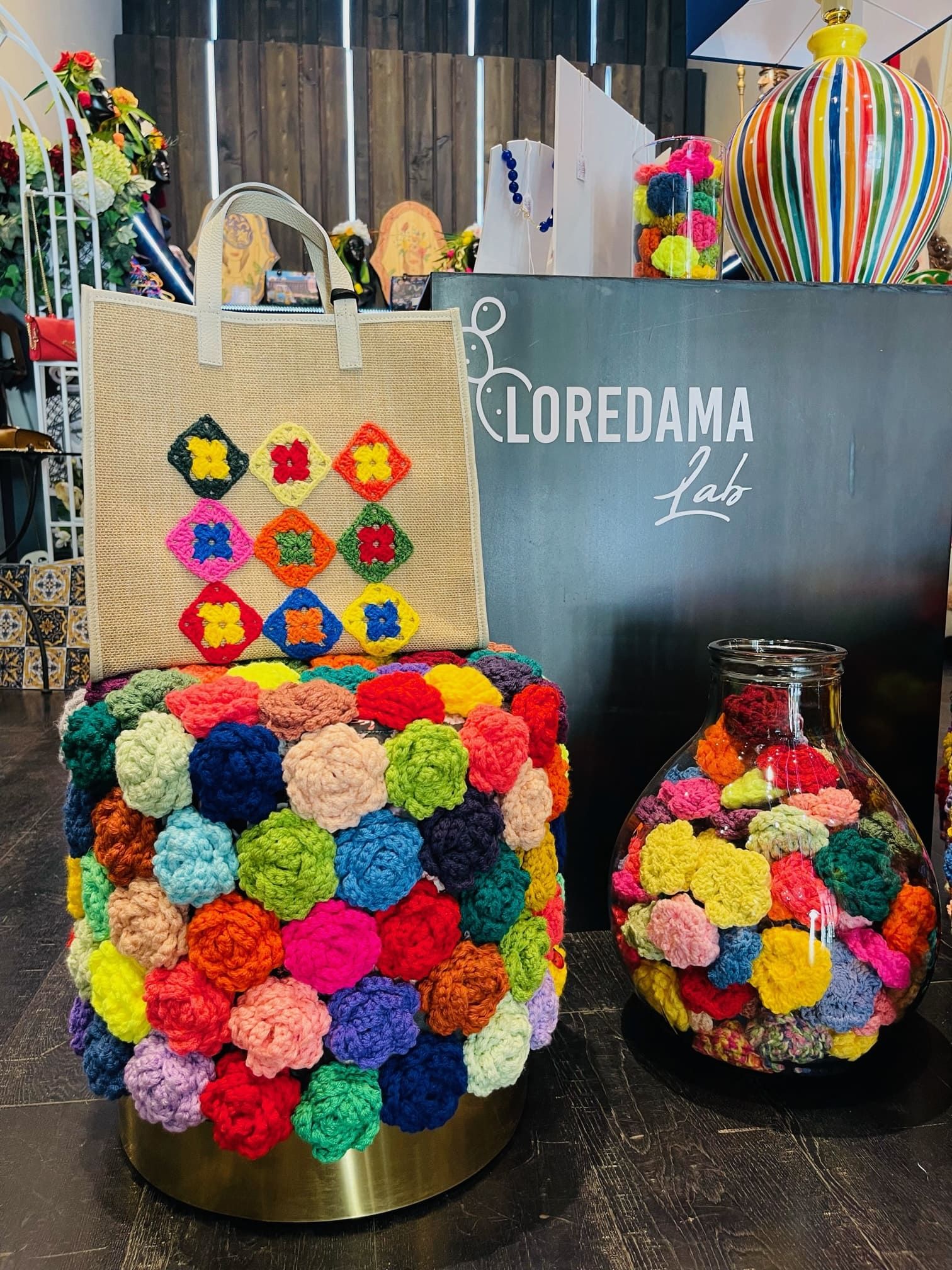POUF DECORATI A MANO CON FIORI DI LANA