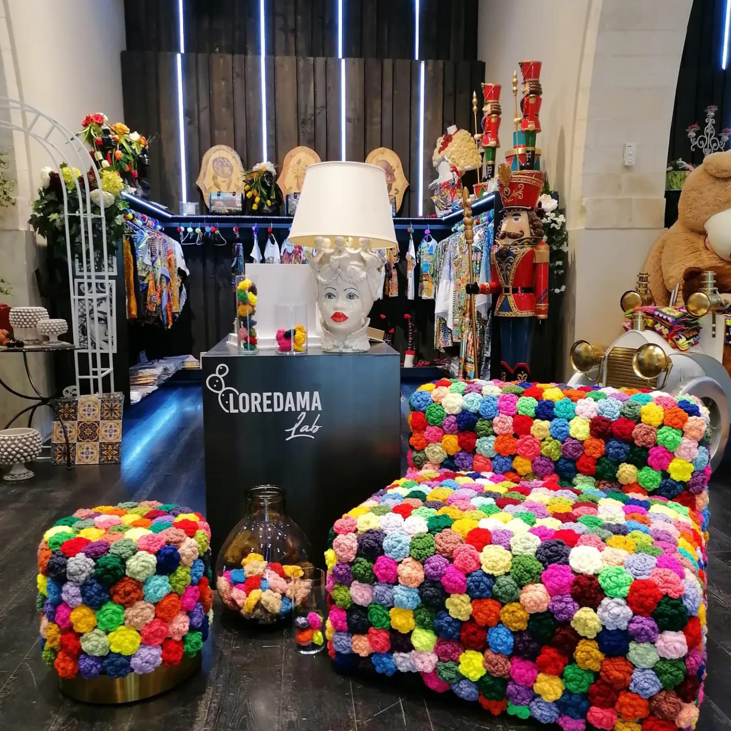 DIVANI E POUF IN LANA COLORATA AL CENTRO DEL NEGOZIO