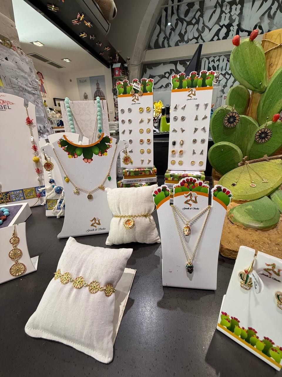 una serie di bijoux esposto sul tavolo
