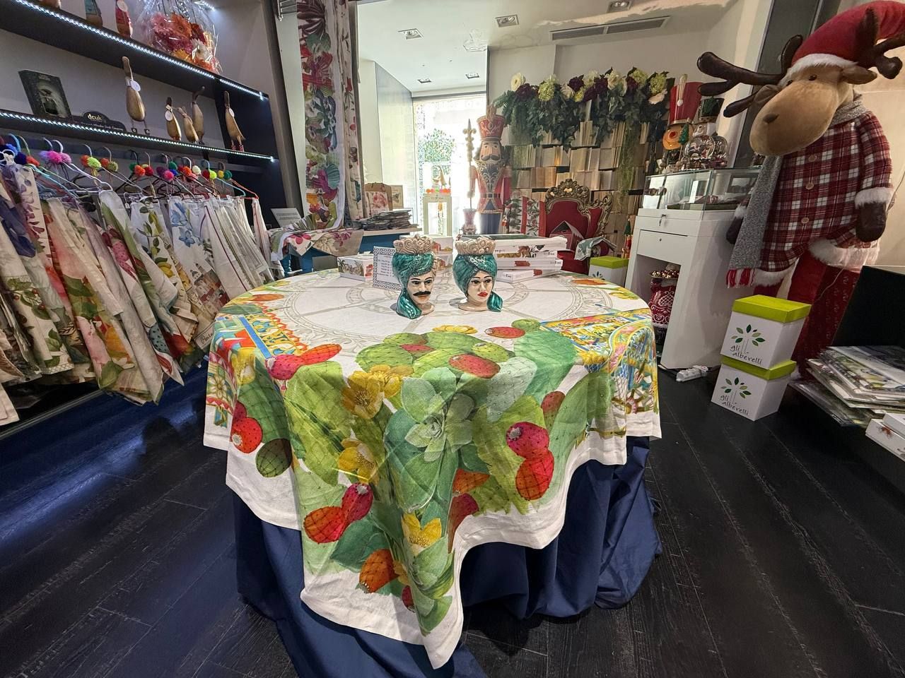 TOVAGLIA DA TAVOLA MODELLO FICHI D'INDIA , TESTE DI MORO IN CERAMICA