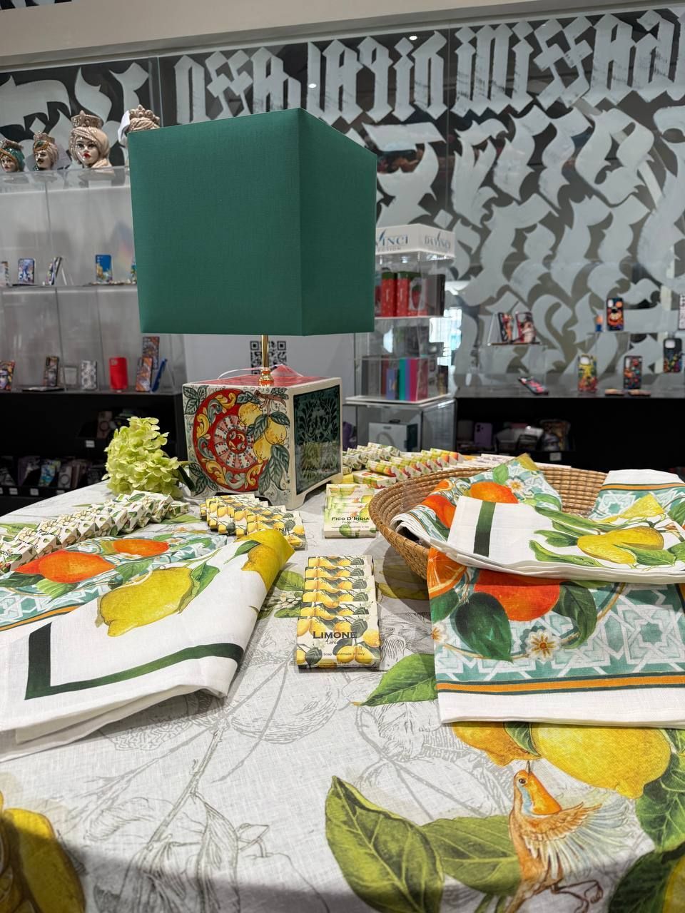 TOVAGLIE DA TAVOLA IN LINO , TESSITURE TOSCANE E NAPKING , LAMPADA UNICA IN CERAMICA , SAPONI