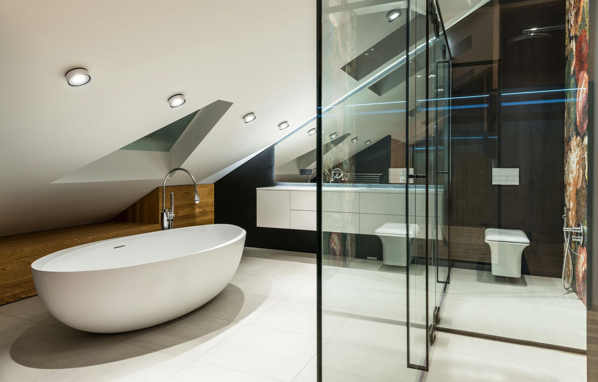 Une salle de bain avec baignoire, WC, lavabo et douche.