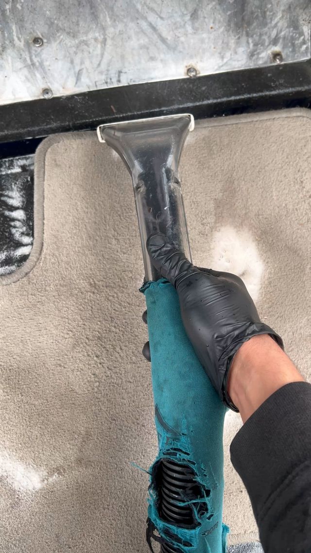 Hot-water extraction on a car seat