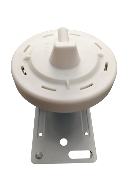 Dispositivo de plástico blanco para montaje en pared con parte superior redonda y base de soporte de metal gris.