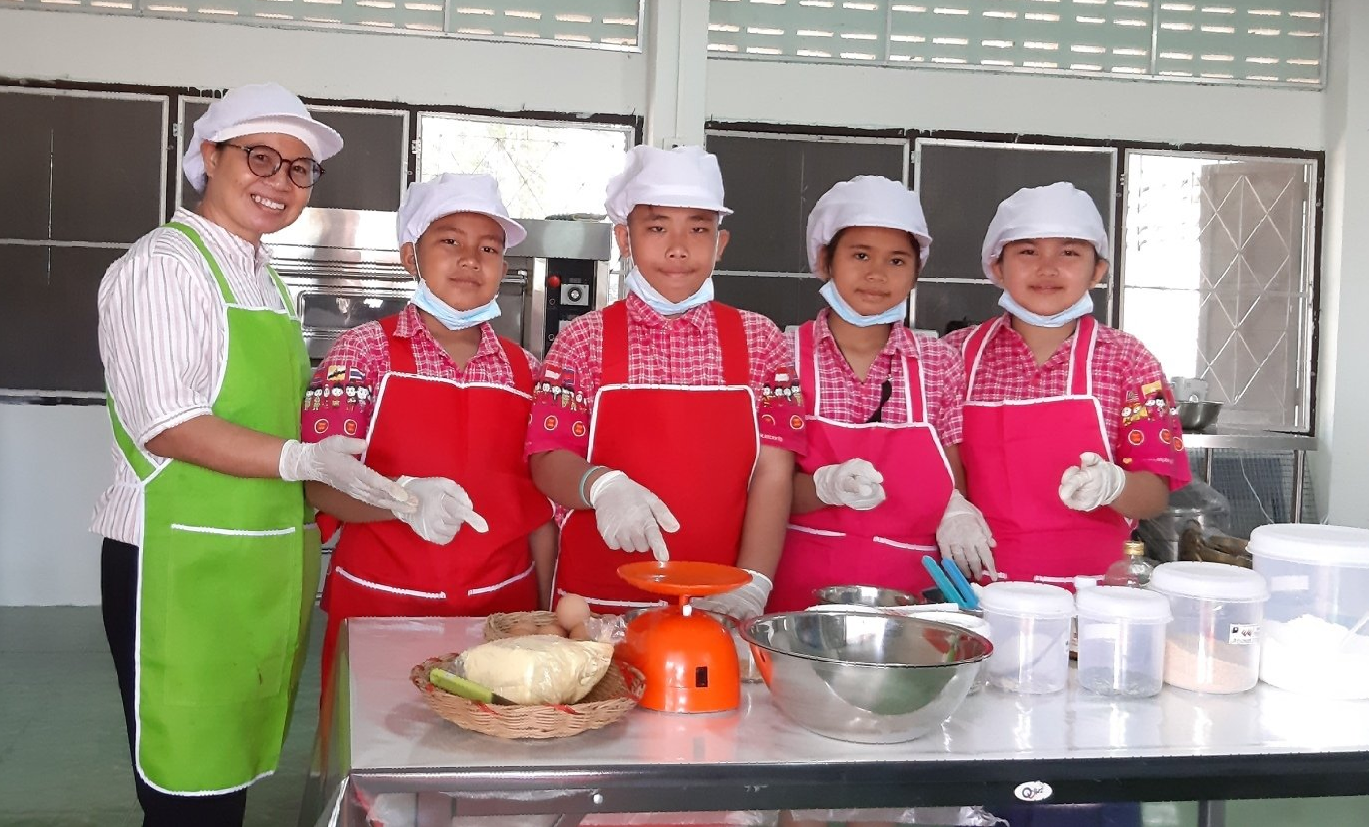 Thai students learning to bake
