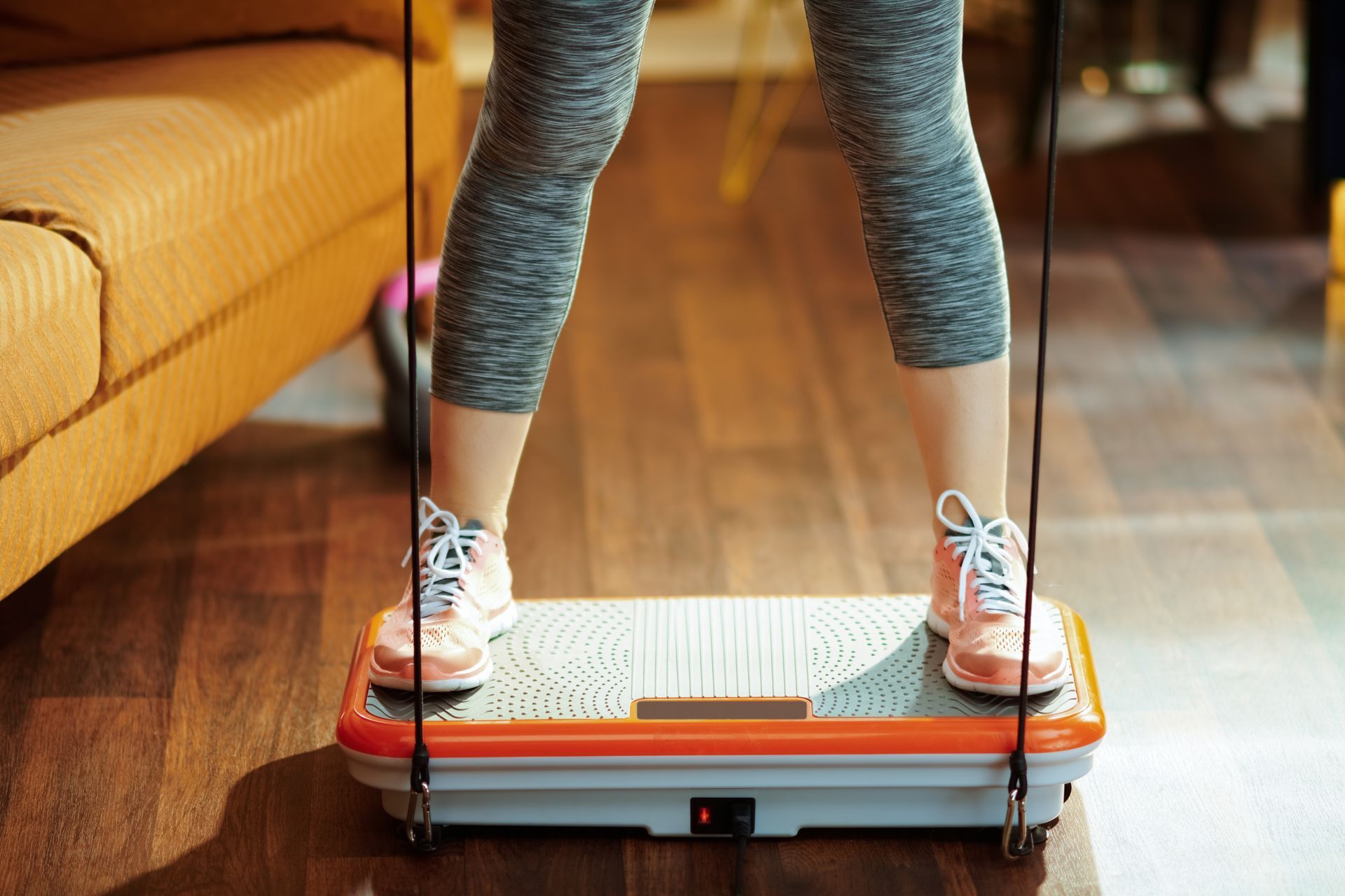 Low-impact standing exercise using a vibration platform