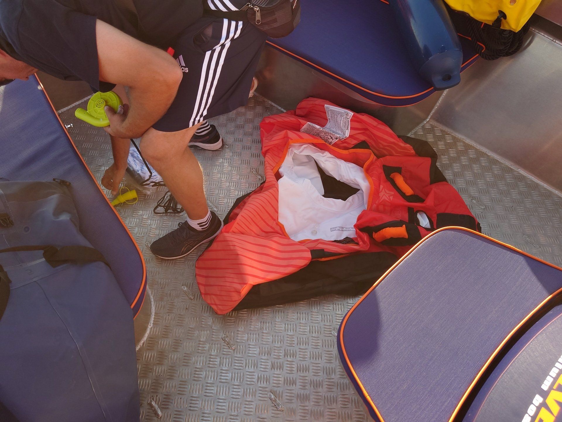 Eine Person, die mit einer Tasche auf dem Boden liegt, auf der „nv“ steht