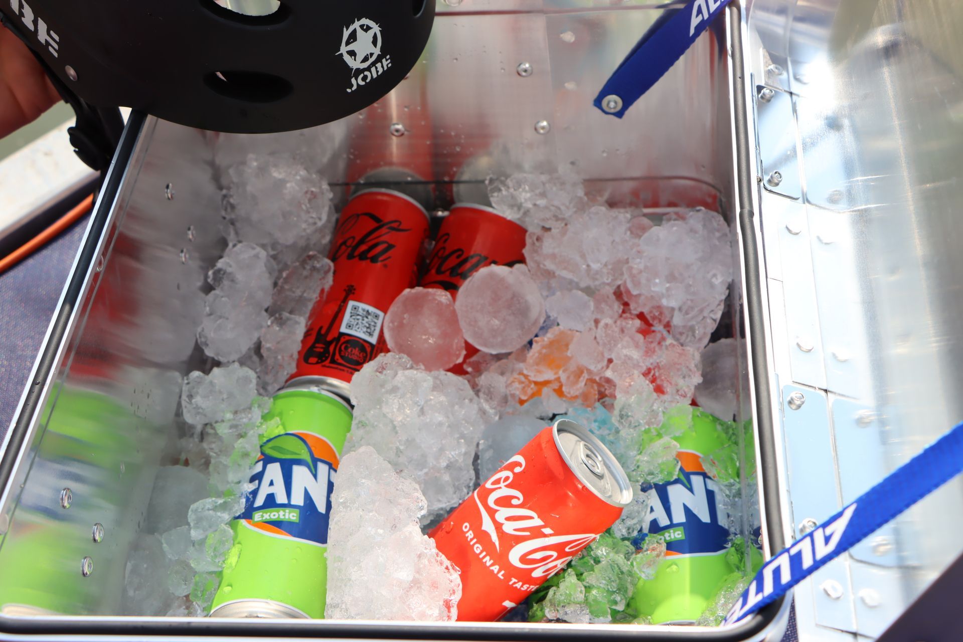 Eine Dose Coca Cola steht in einem Eimer mit Eis