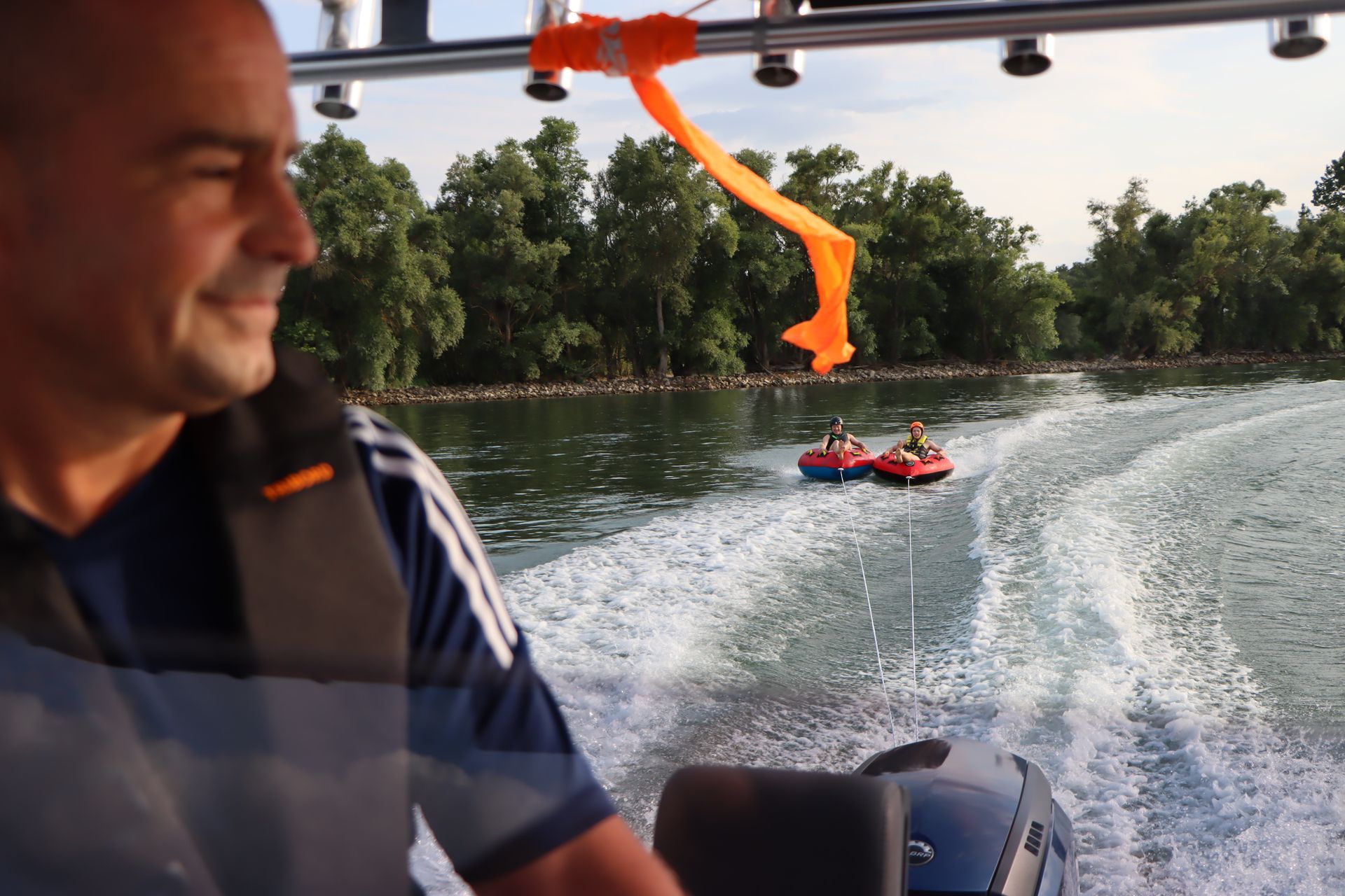 Ein Mann in einer Schwimmweste schaut auf ein Boot im Wasser