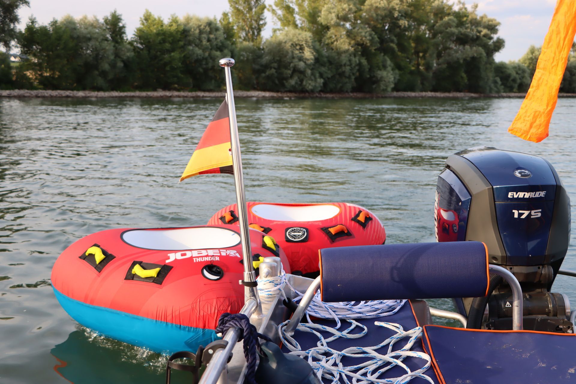 Ein Boot mit einem Motor, auf dem 173 steht